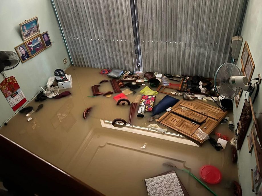 (图辑)水流湍急淹没屋顶 越南中部洪灾很严重