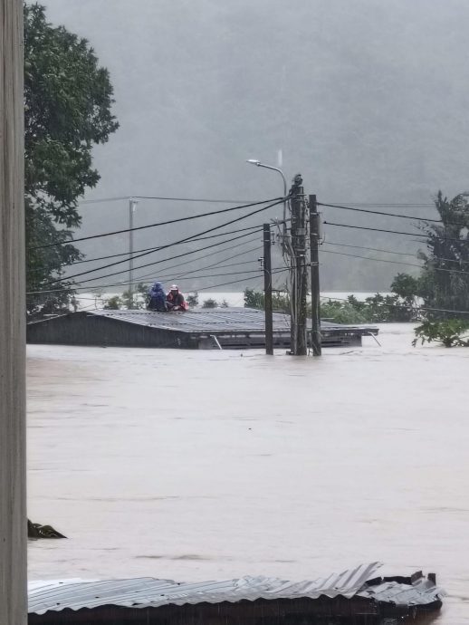 (图辑)水流湍急淹没屋顶 越南中部洪灾很严重