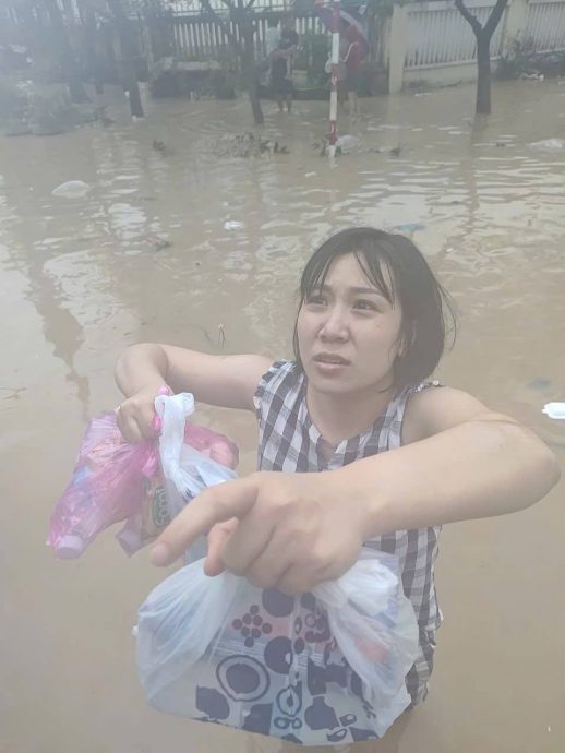 (图辑)水流湍急淹没屋顶 越南中部洪灾很严重