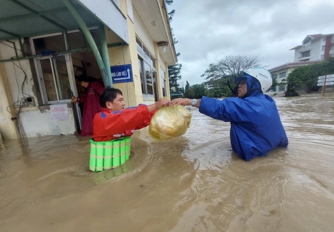 (图辑)水流湍急淹没屋顶 越南中部洪灾很严重