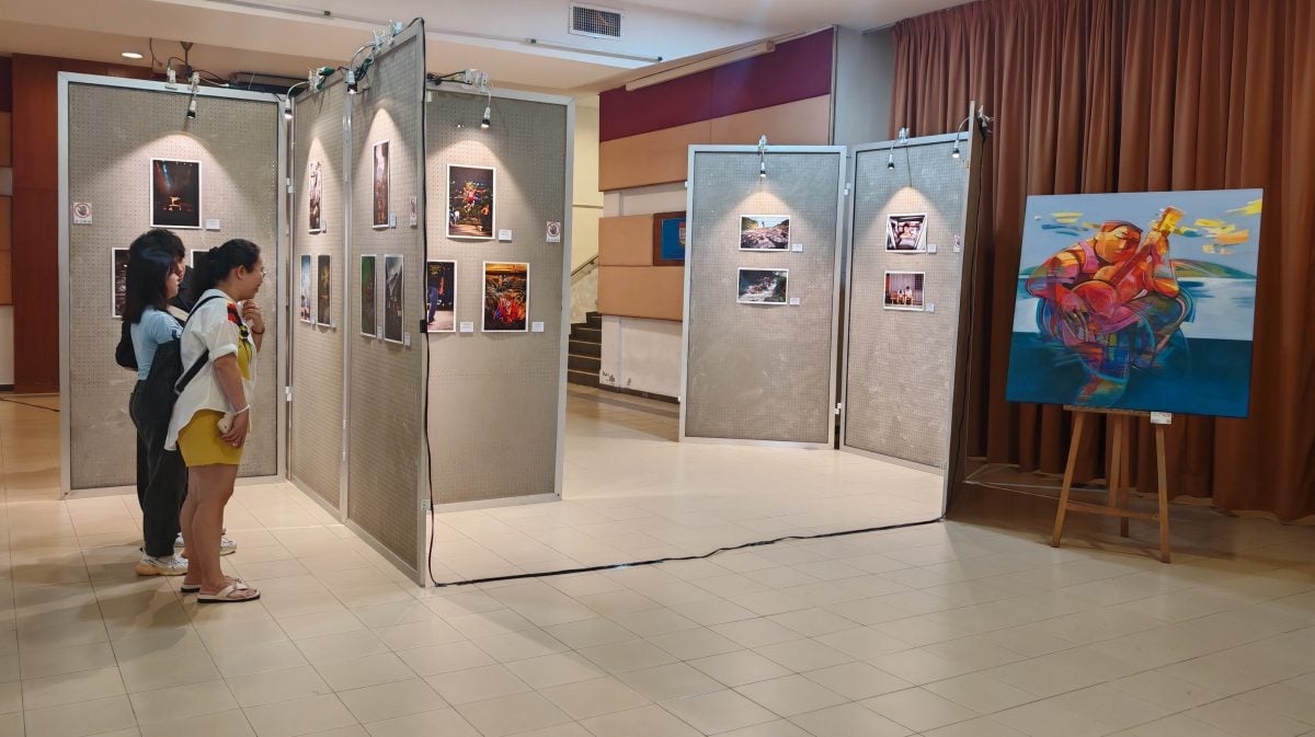 （大北马）亚罗士打新民独中学生呈献49幅黑白丙烯画，成为展览焦点。