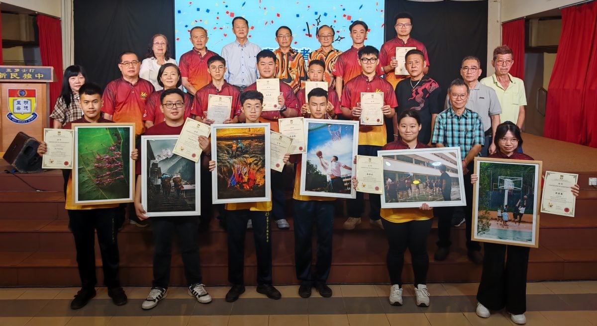 （大北马）亚罗士打新民独中学生呈献49幅黑白丙烯画，成为展览焦点。