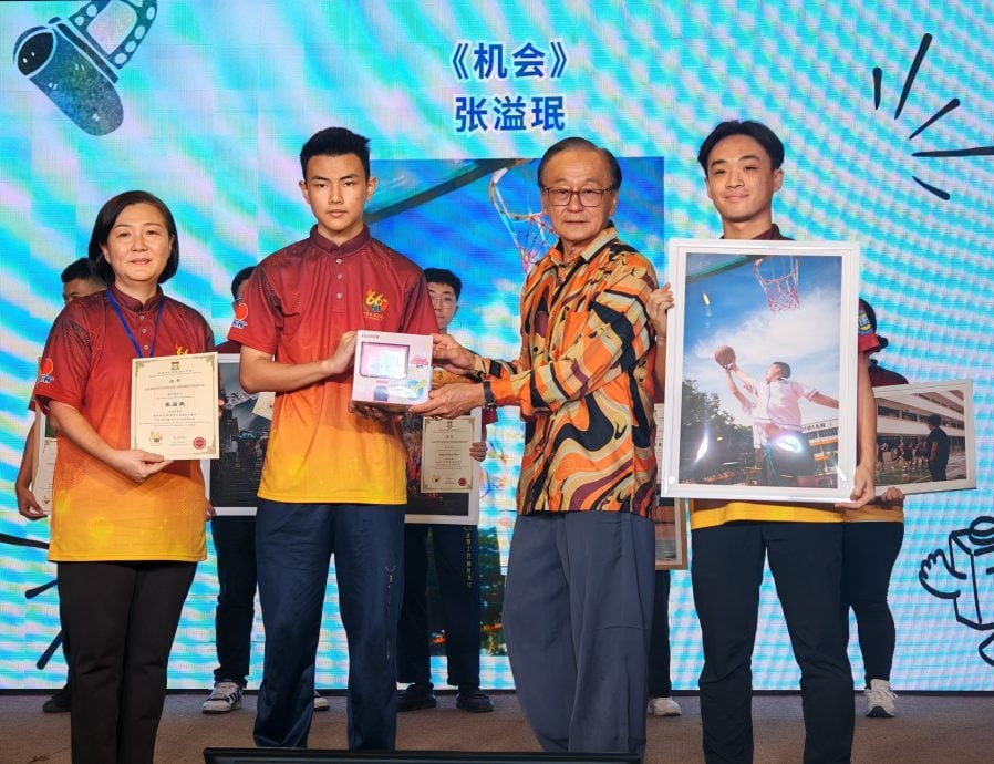 （大北马）亚罗士打新民独中学生呈献49幅黑白丙烯画，成为展览焦点。