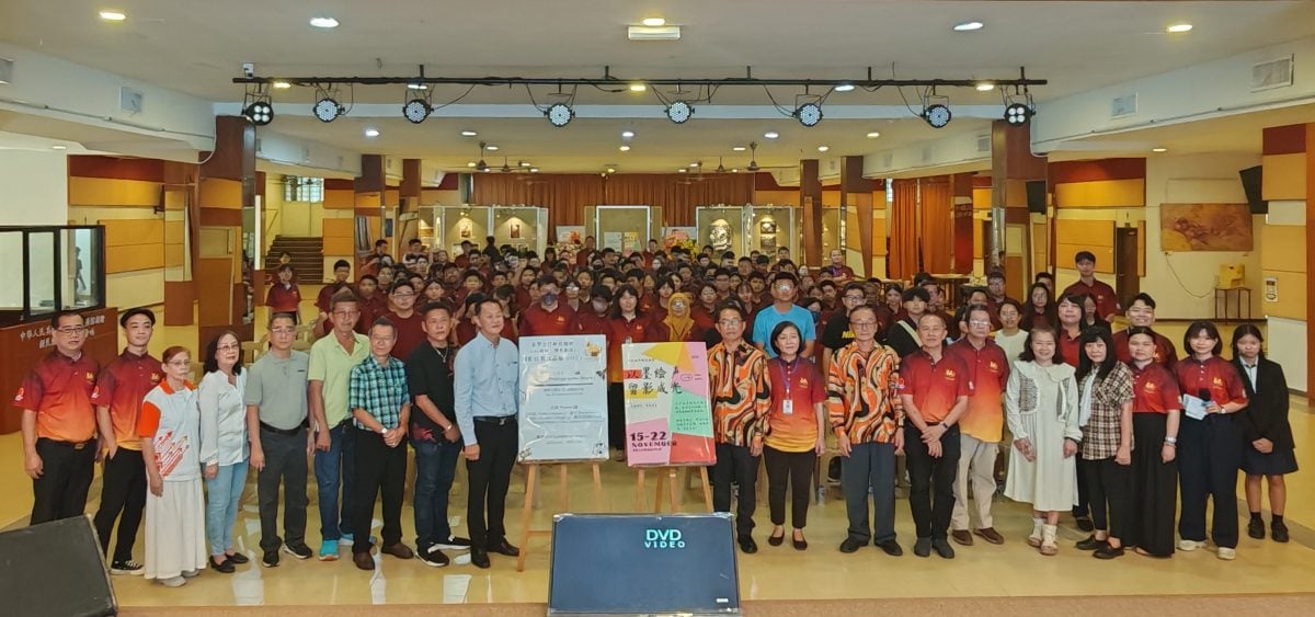 （大北马）亚罗士打新民独中学生呈献49幅黑白丙烯画，成为展览焦点。