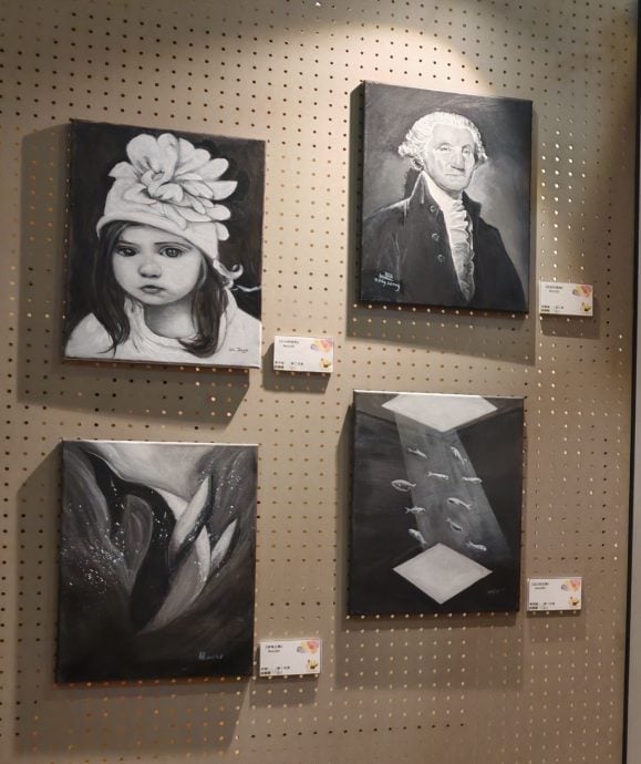 （大北马）亚罗士打新民独中学生呈献49幅黑白丙烯画，成为展览焦点。