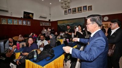 槟州议会|  会议首天迎来67岁生日  曹观友早上庆生 下午呈预算案