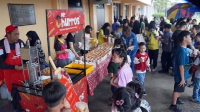 华益华小庆儿童节   别开生面摆美食摊位