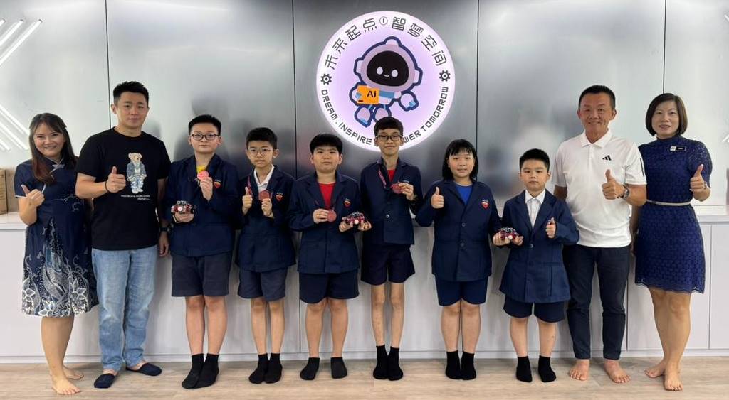 （大北马）北海励华学校机器人两支队伍首次远赴海外参赛夺得优秀奖。