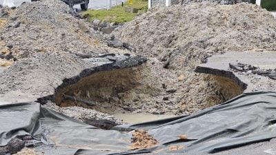 坑洞架设钢板桩加固   续查新港路段地陷肇因