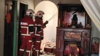 沐浴时听见“噼哩啪啦”声 女小贩果断围起毛巾逃命