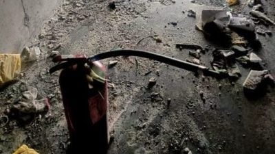 工地高楼传火警   原来是垃圾堆起火