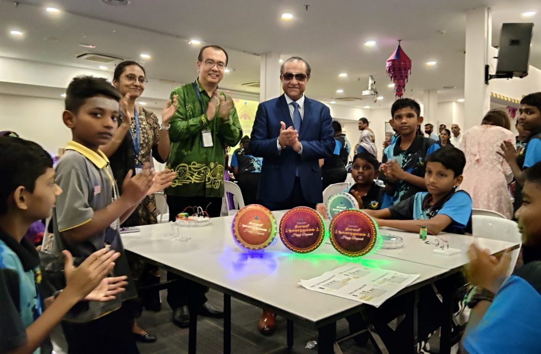 （大北马）拍手就亮灯 佳日星赞学生未来工程师