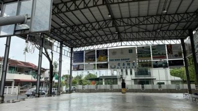 林冠英：北海锺灵旁篮球场停车场 与首长会面 商批准由校方管理