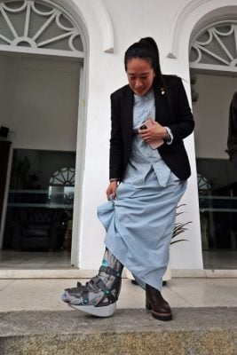 槟州议会 | 彭心慈跟腱撕裂  带伤赴州议会为民请命