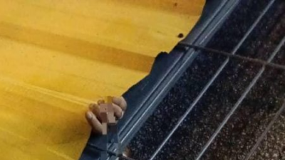 试图打开宿舍大门   外劳被大铁门压死