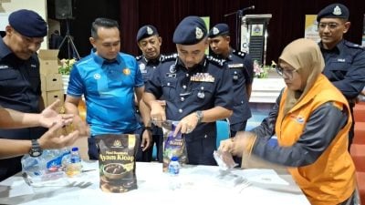 疏散中心内派发食物包  10分钟就可食用 灾民赞：很方便