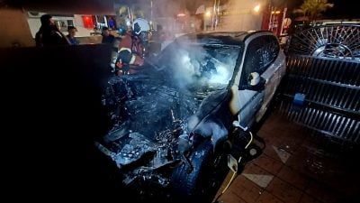 车房起火波及相邻单位 豪华宝马汽车烧毁六成