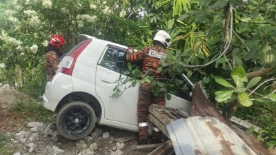 轿车失控撞施工住宅  司机被困险丧命