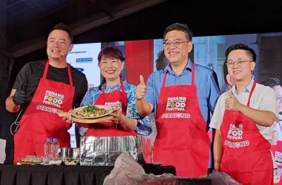 雨中进行最后一晚活动  丹绒站国际美食节 人潮不减  