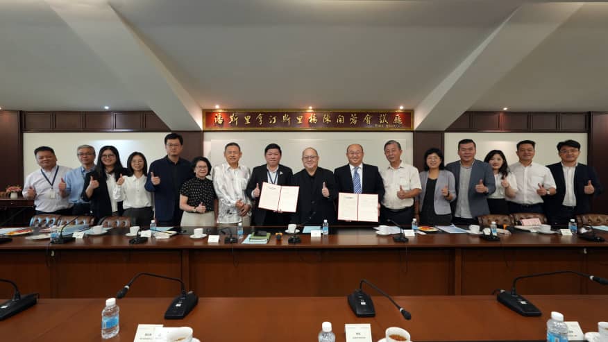 (大都会)与哈尔滨工业大学签署协议书兴华中学成全马首个生源基地