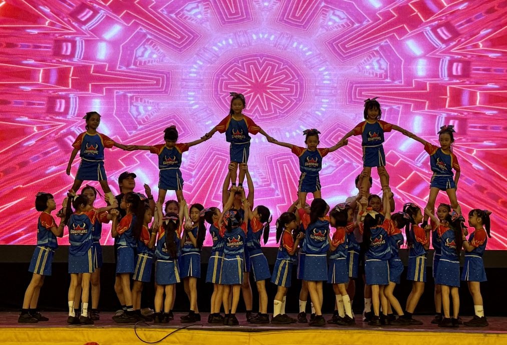 (大都会)滨二欢庆儿童节 校园变童话世界