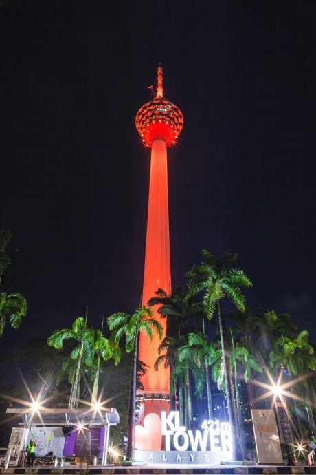 吉隆坡塔今亮橙灯