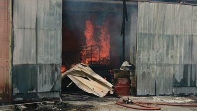 消防栓故障致消拯员无水灭火   员工眼睁睁看着2店全烧毁