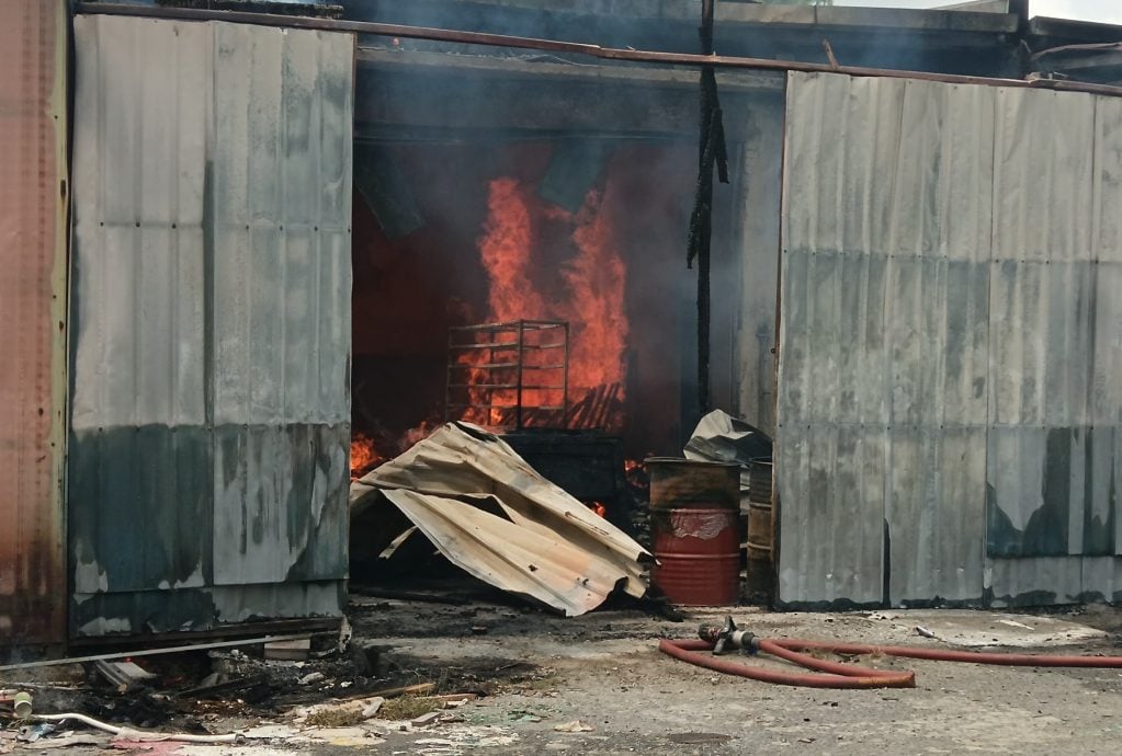 (已上网)大都会/又是消防栓出状况,消拯员无水灭火/2图