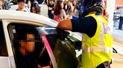 疑吸毒直冲商店走廊  男子轿车撞2童2猫