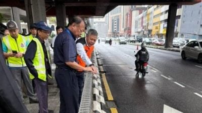 新隆市长法伦巡视积水区   设法解决改善排水问题