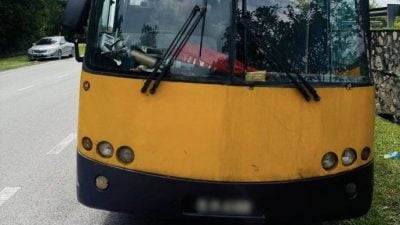 青年违规驾校车载学生2年 被陆路交通局官员逮捕助查