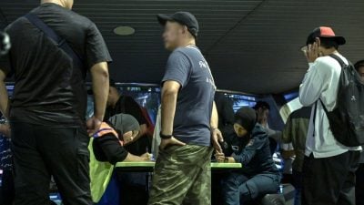 以为突击队离场继续拉客   无牌营业街头摄影师被捉