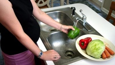 怀孕37周仍为夫下厨遭嫌   孕妇怒丢汤勺泄愤