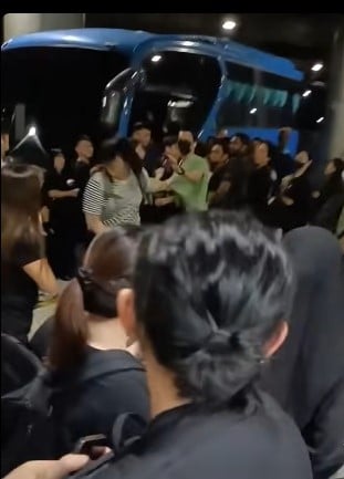 2人新山关卡巴士站斗殴 视频流传警方介入调查