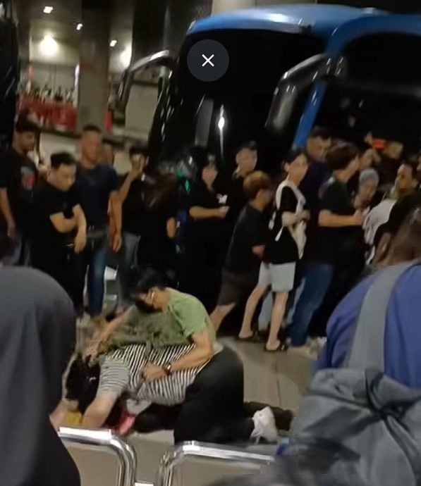 2人新山关卡巴士站斗殴 视频流传警方介入调查