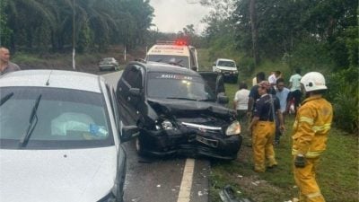 风雨中2车迎面相撞  2人受伤送院