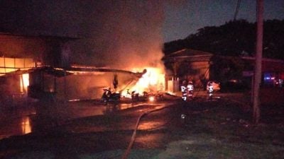 2餐饮店2摩托车维修店烧毁   幸无人受伤