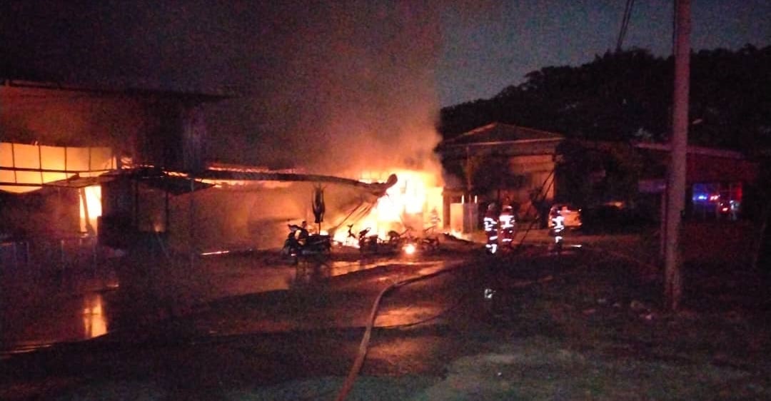 2餐饮店2摩托车维修店烧毁 幸无人受伤