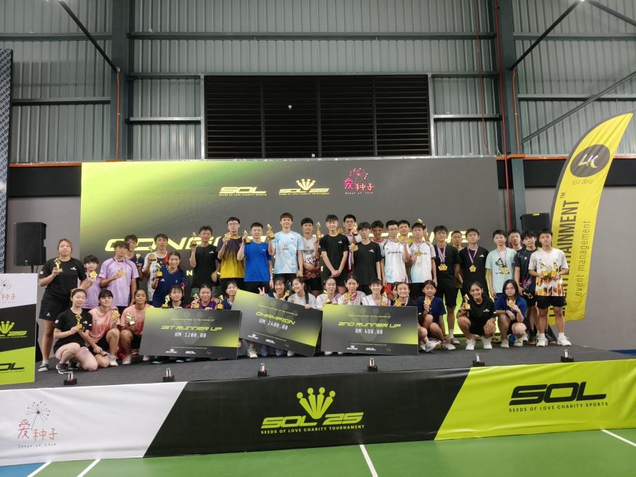 300人参加慈善羽球赛   4慈善单位获赠货车捐款