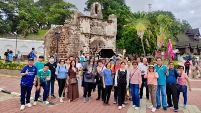 36柔南华文报从业员家眷   参加马六甲一游