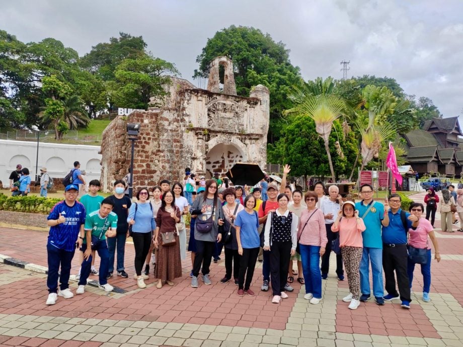 （已签发）柔：36柔南华文报从业员家眷   参加马六甲一游