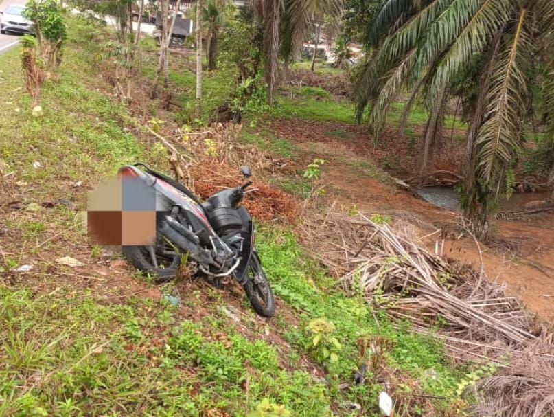 （已签发）柔：75岁摩托车骑士失控摔倒   头部受重创亡