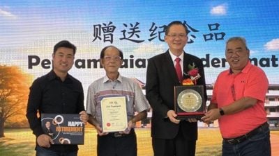 中化二A校长郑伟明荣休   三机构欢送感谢10年奉献