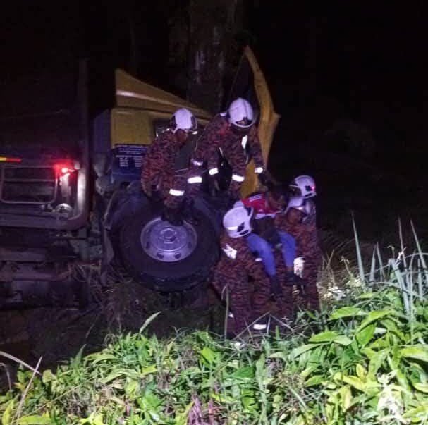 （已签发）柔：丰盛港三板头路车祸   29岁汽车司机受伤送院治疗