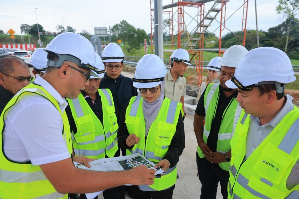 （已签发）柔：丹绒浪沙和贡贡路之间   收费门架工程已达90%