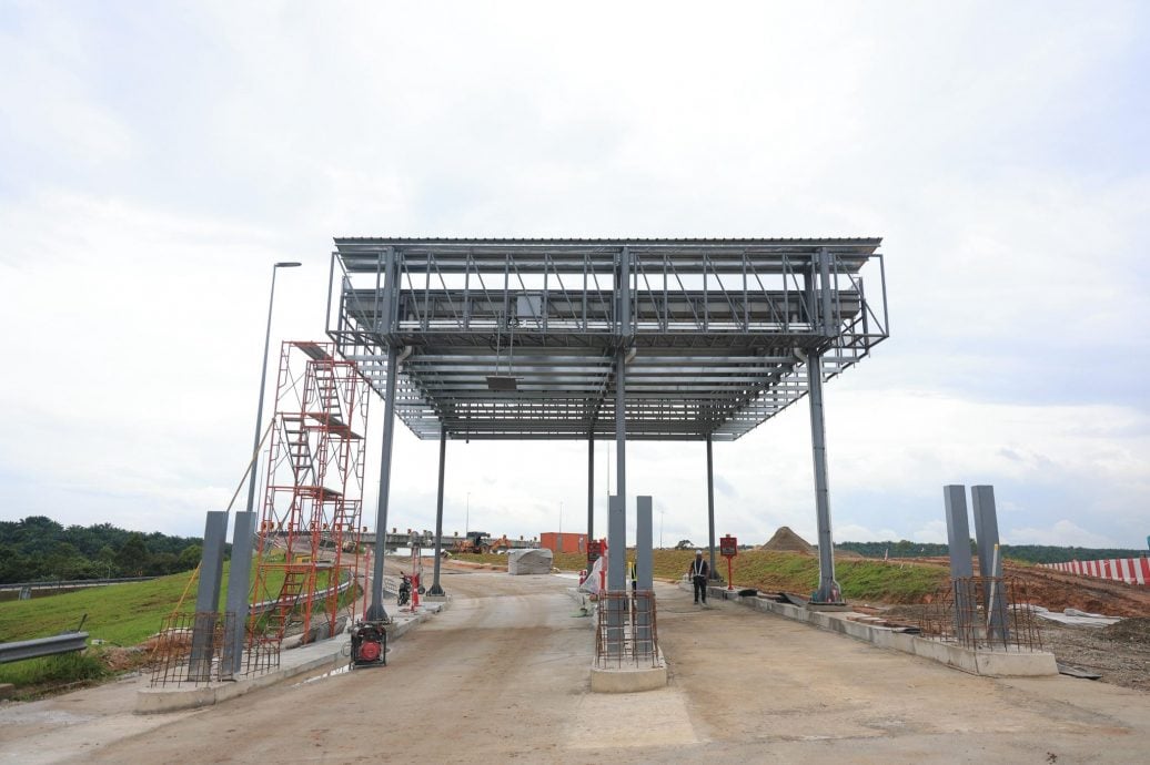 （已签发）柔：丹绒浪沙和贡贡路之间   收费门架工程已达90%