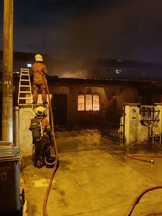 (已签发)柔:乌鲁地南3民宅遭祝融 两屋烧毁幸无伤亡