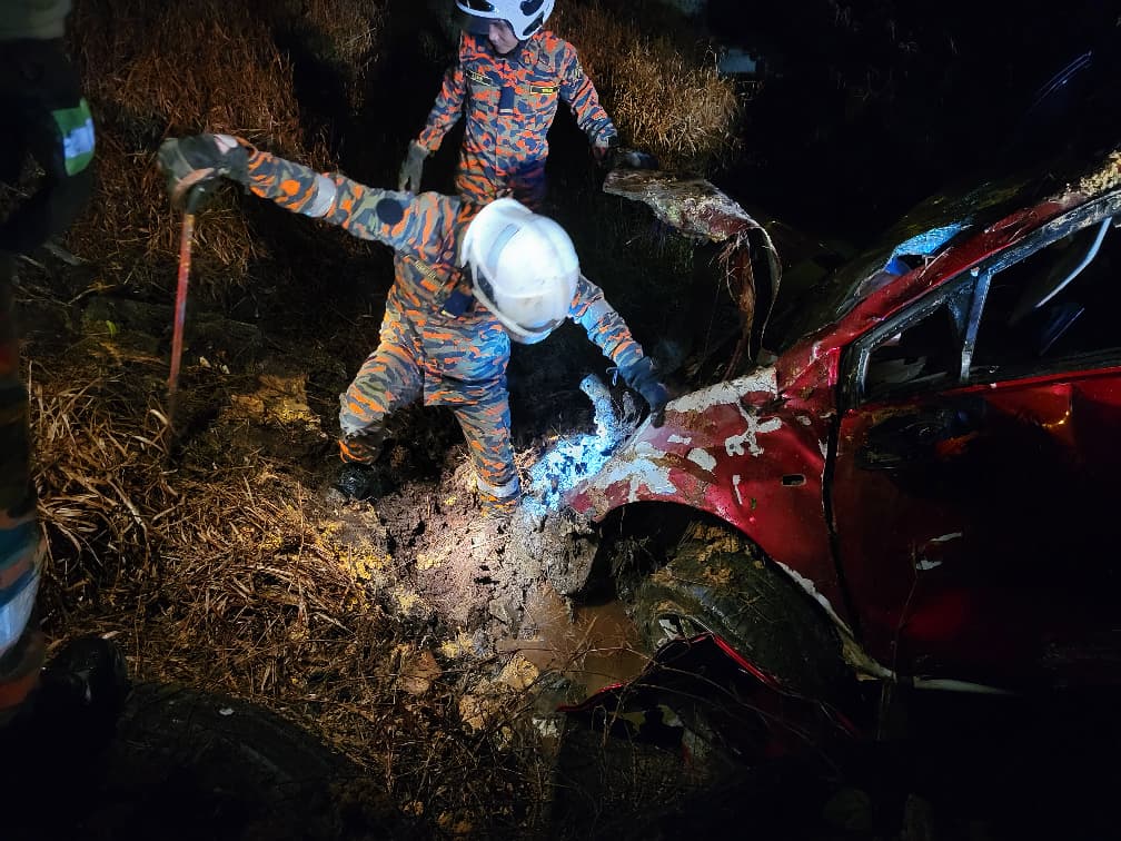 (已签发)柔:凌晨驱车失控撞沟 男子证实死亡