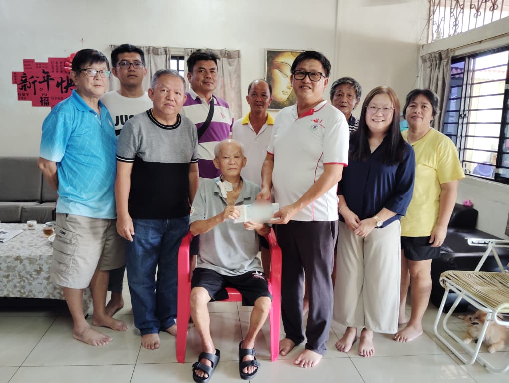 （已签发）柔：利丰港培华校友会为患病老师   筹得9万4800令吉