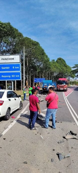 失控驶入反方向 4车相撞致1人死